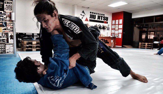 BJJ Guard pass BJJ guard pass in tatami Gi